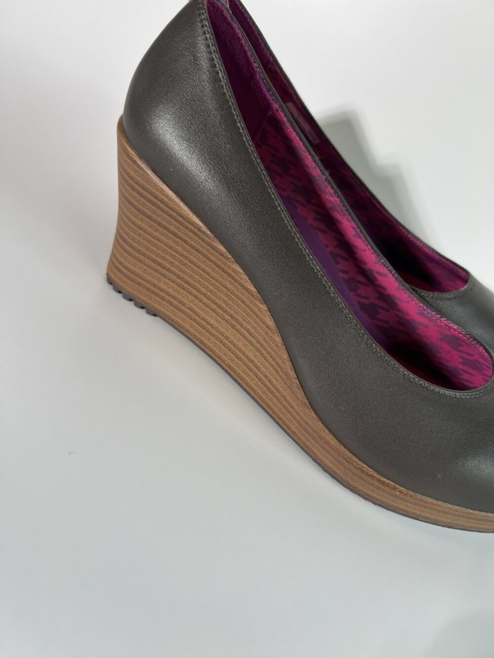 Crocs A-Leigh Espresso / Walnut Leather Closed Toe Wedge Pumps Women's Size 8 - Picture 10 of 14